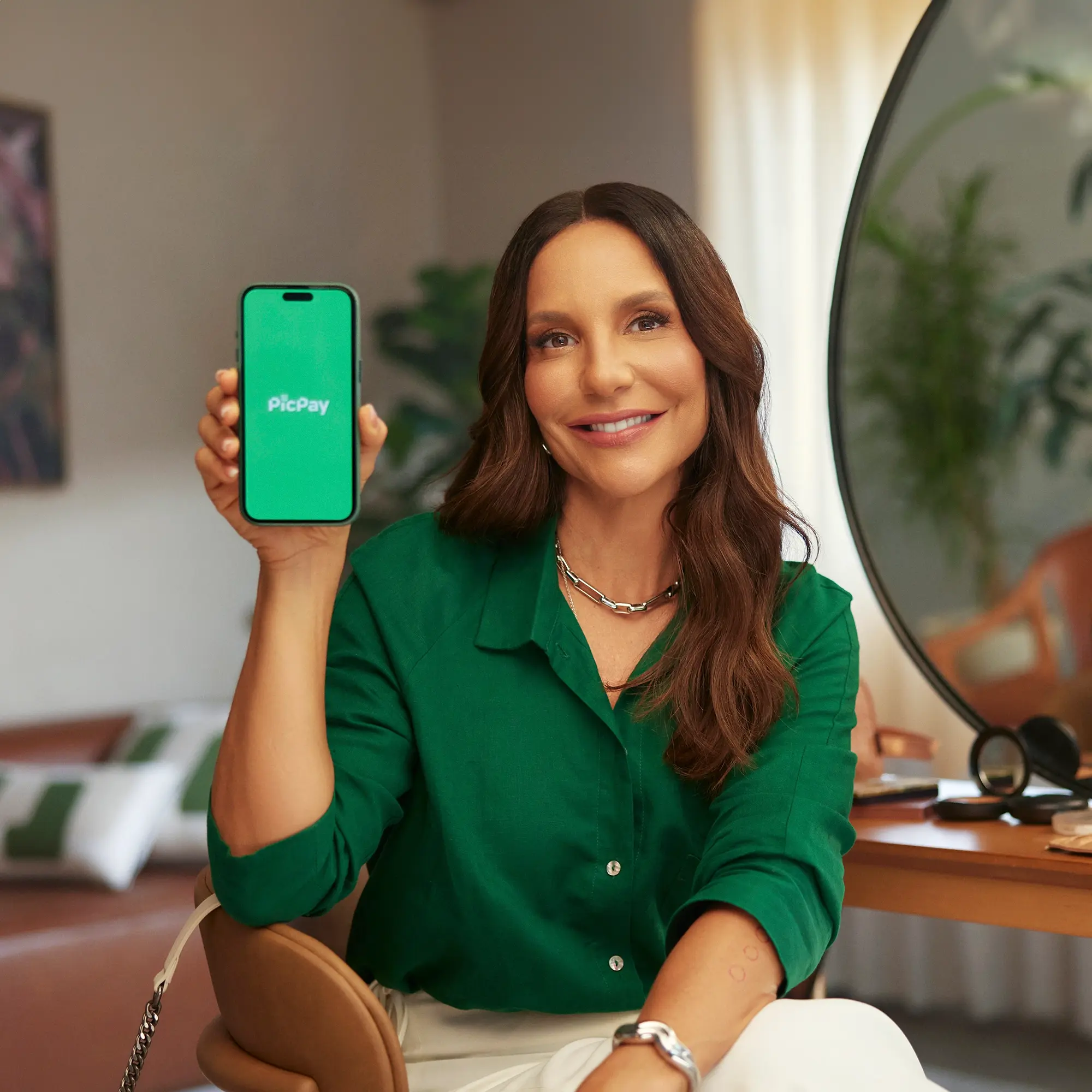 Ivete segurando celular com o app Picpay