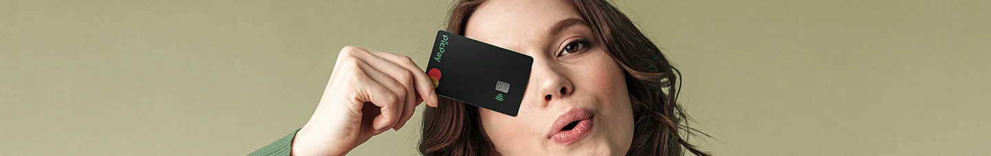 Imagem de mulher segurando o cartão PicPay