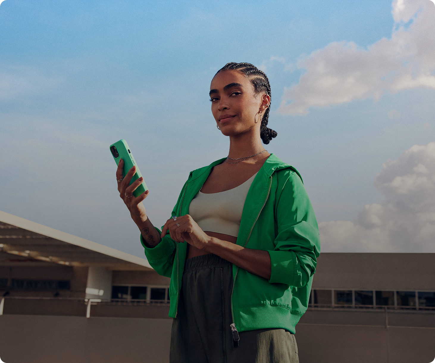 Mulher olhando para frente e segurando o celular