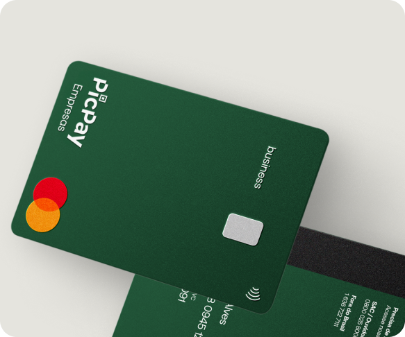 Cartões do PicPay Empresas de um tom de verde escuro, em um fundo bege.