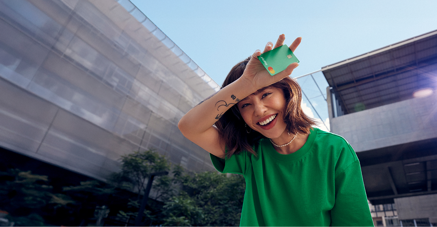 Pessoas acessando o PicPay pelo celular