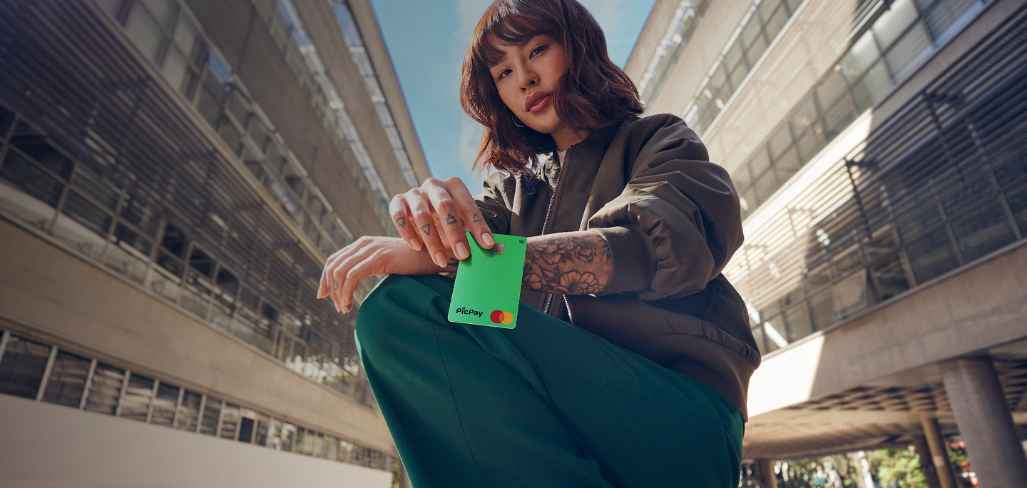 Pessoas acessando o apliquetivo PicPay pelo celular