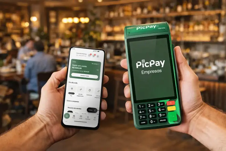 Celular e maquininha PicPay Empresas exibindo opções de pagamento.