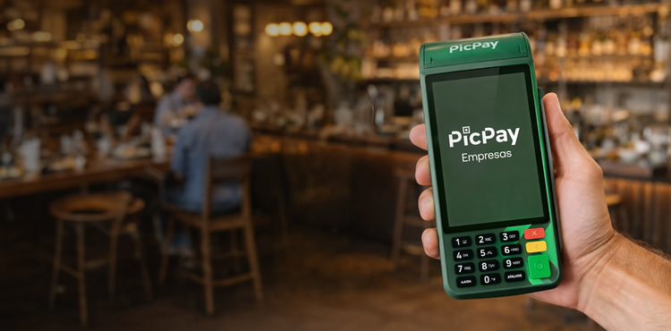 Pessoas acessando o aplicativo PicPay pelo celular
