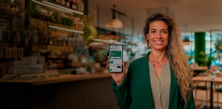 Pessoas acessando o aplicativo PicPay pelo celular