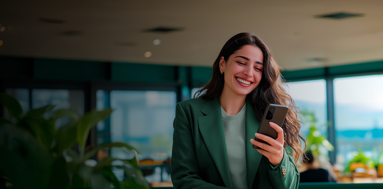 Pessoas acessando o aplicativo PicPay pelo celular